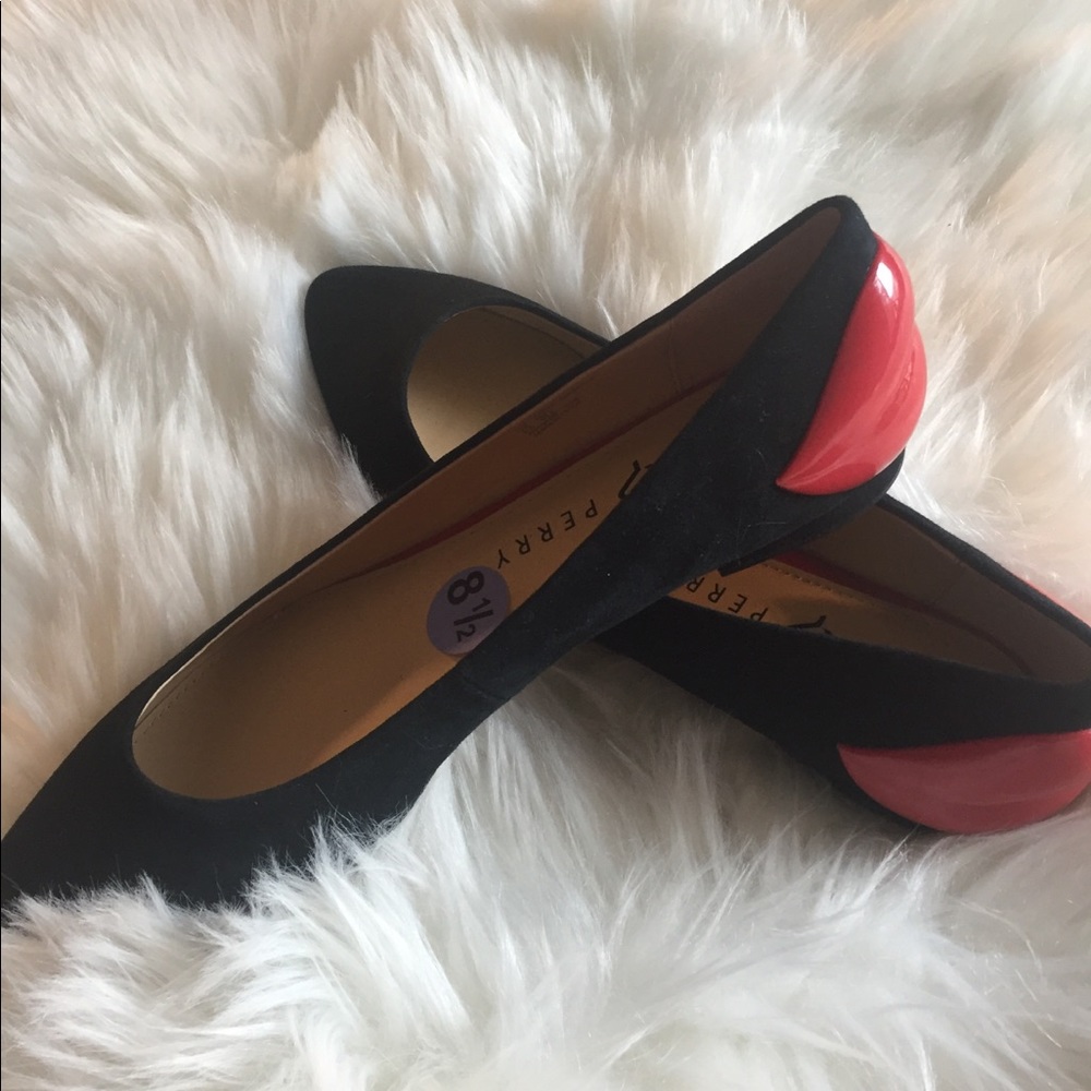 Katy Perry Black flats with the “kiss”!